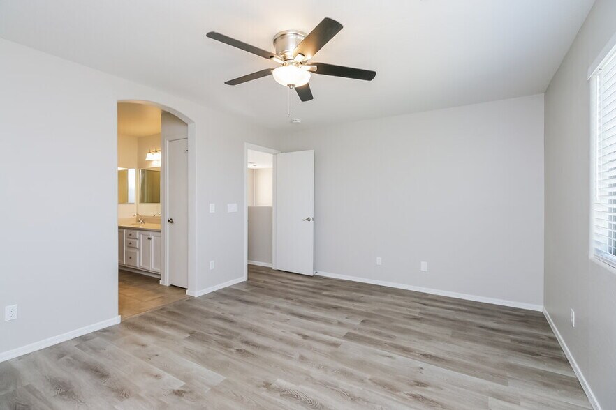 Building Photo - 41386 N Cambria Dr