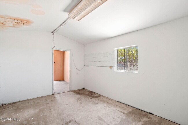 Building Photo - 4908 Royal Dr