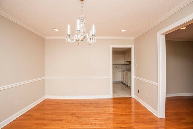 Building Photo - Halls 37938 - 4 bedroom, bath home with 4 garage spaces - Call Susan Niedergeses 865-300-4722