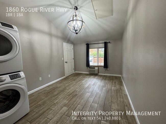 Building Photo - 1860 Rogue River Hwy