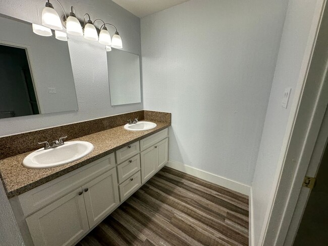 Building Photo - 2601 El Goya Dr