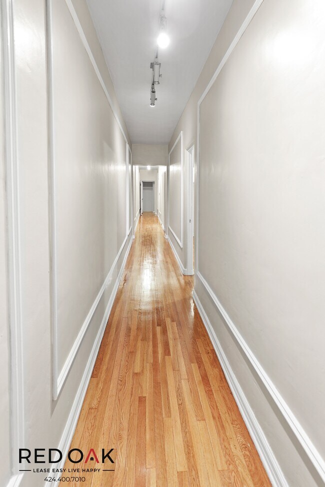 Building Photo - 206 S Martel Ave