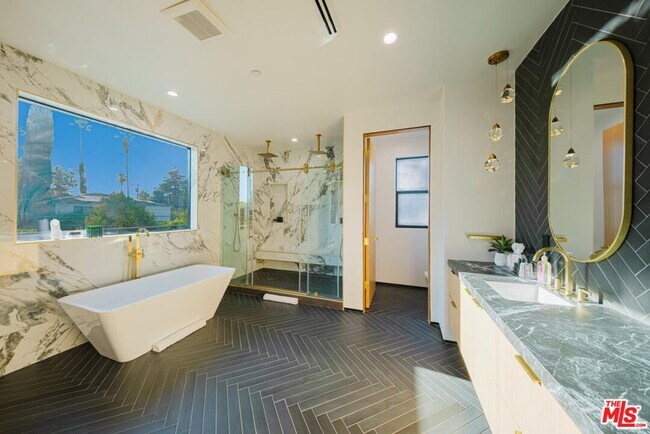 Building Photo - 5141 Varna Ave