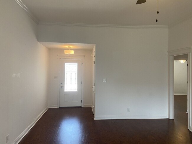Building Photo - 4 bed, 3 bath, under $1900  Wow.