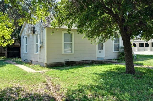 Building Photo - 300 Meadow Park Dr