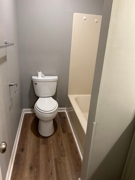 Building Photo - 120 Creekwood Ave