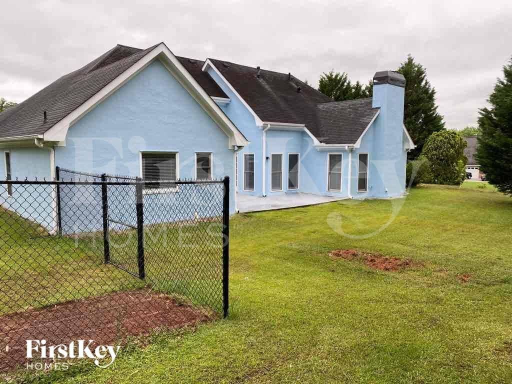 Building Photo - 1020 Forest Hills Dr SE