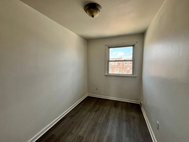 Building Photo - 3 bedroom 1 bath house