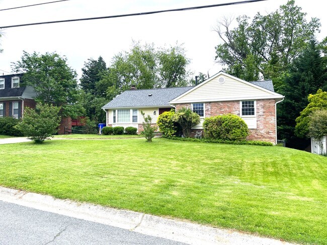 Building Photo - Beautiful 5 bedroom/2.5 bath with large yard