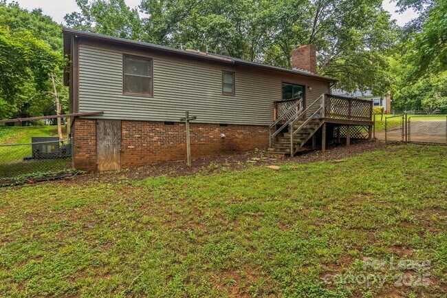 Building Photo - 2301 Wishbone Dr
