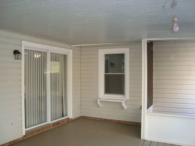 Building Photo - Renovated 4 bedroom available now to rent!