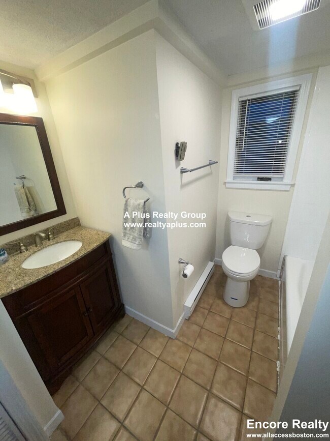 Building Photo - 842 South St