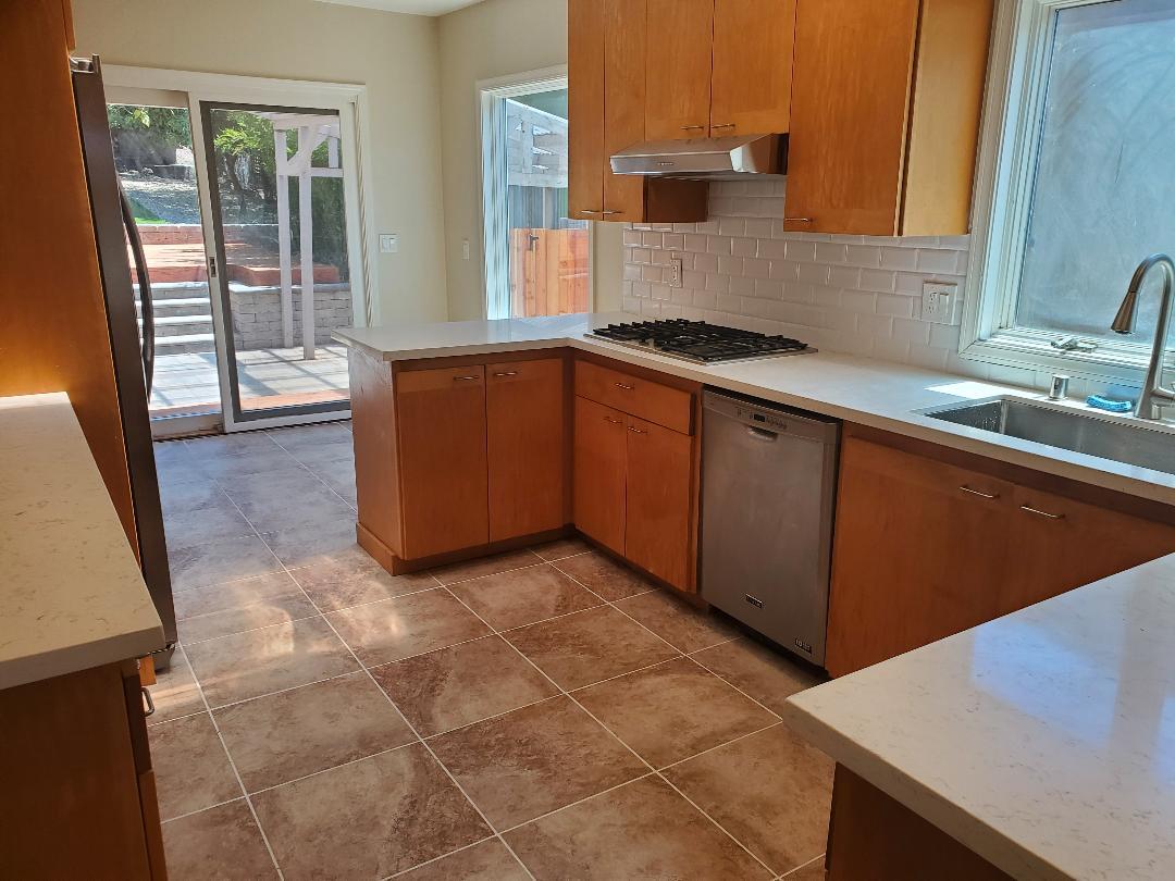 Kitchen - 547 Santa Clara Ave