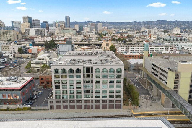 Building Photo - 2 Bed/2 Bath Luxury Condo at The Bond