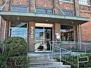 Building Photo - 920 Poeyfarre St