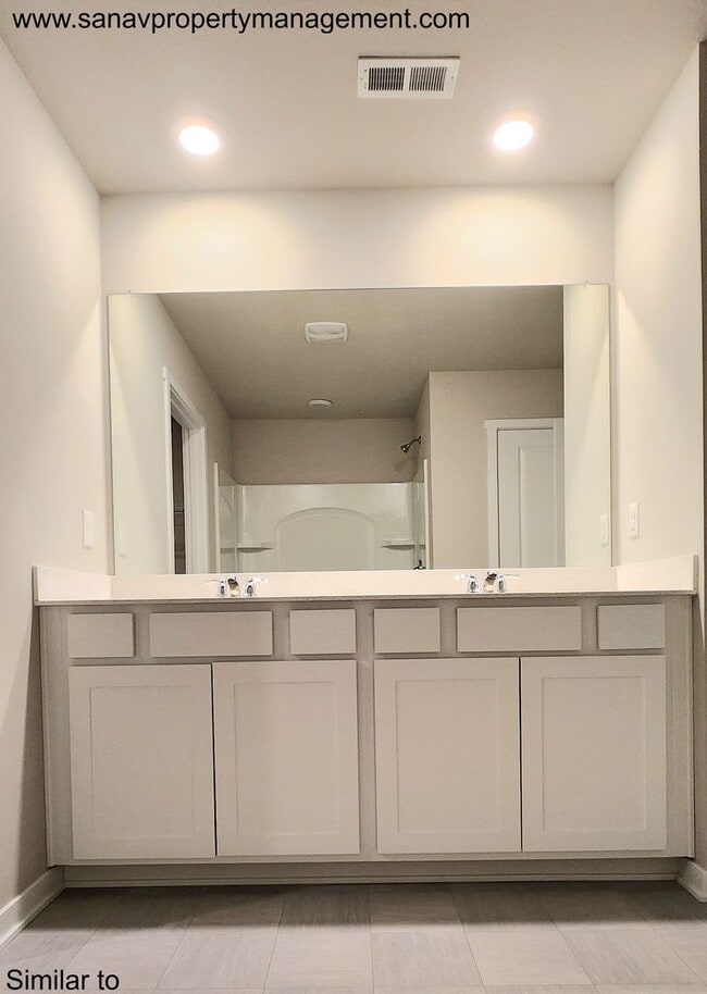 Building Photo - Modern 4BR Home Near Great Western Bike Trail | West Des Moines