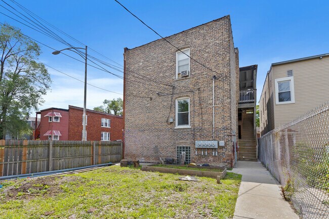 Building Photo - 3456 W Augusta Blvd