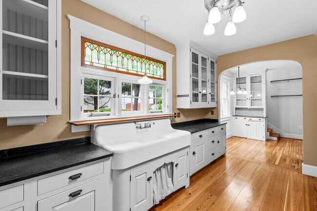 Building Photo - 4 Bed 3.5 bath - Kensington Victorian - Mo...