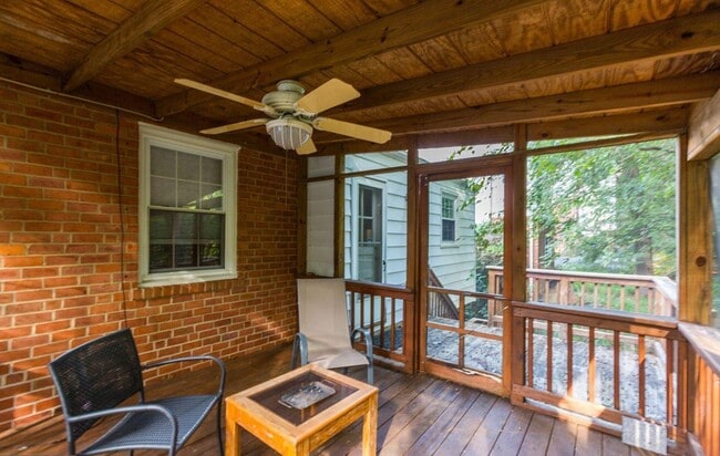 Building Photo - Absolutely Gorgeous Rambler in Great Location!