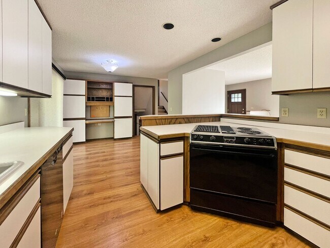 Building Photo - 4-Level Home with Fireplace & Big Yard is ...