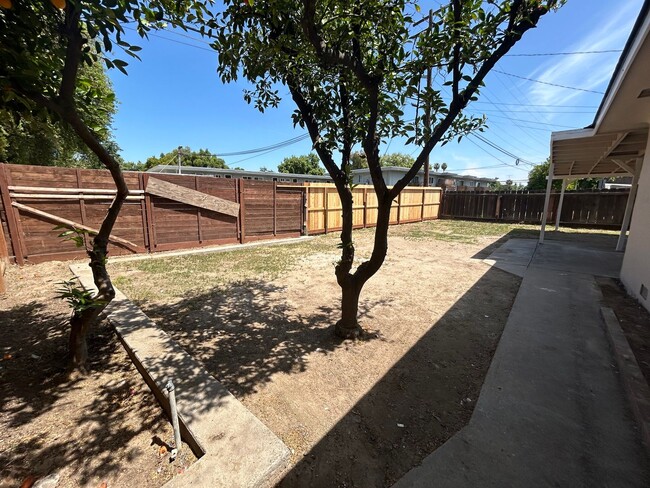 Building Photo - 1404 Grape Ave