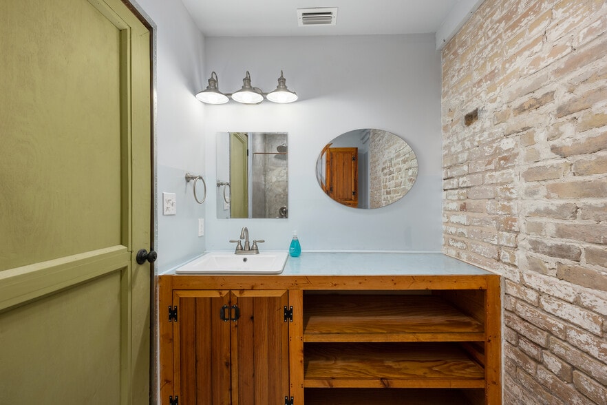 Master bath vanity - 1500 E Madison St