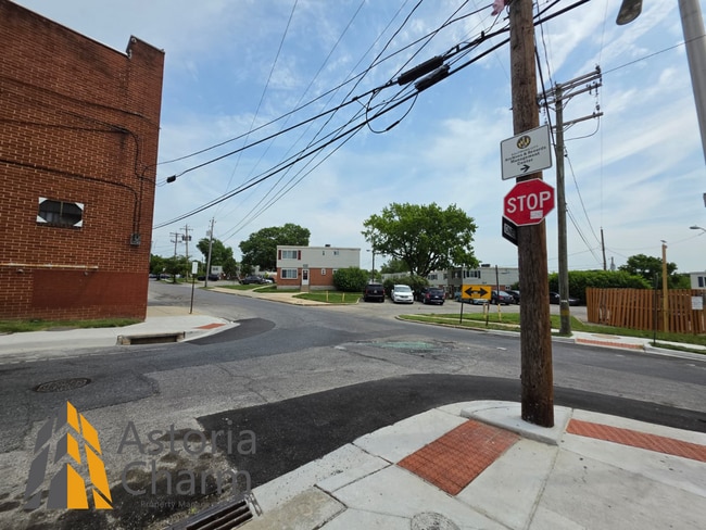 Building Photo - 3 Bedroom End Unit with Finished Basement and Fenced Yard on E 28th Street