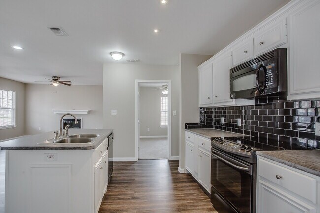 Building Photo - 4 Bed, 2 Bath in South Overton!