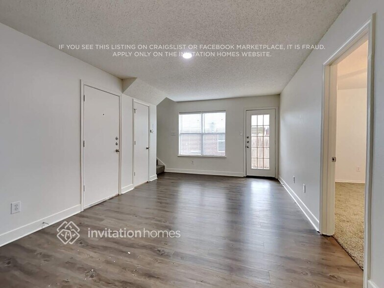 Building Photo - 2107 Camelot Dr