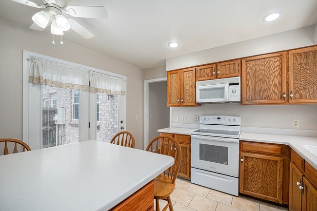 Building Photo - Welcome Home to Bristol Cove - Rare End-Unit Ranch Townhome in Centennial!