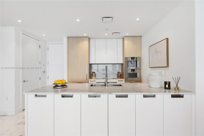 Building Photo - 15701 Collins Ave