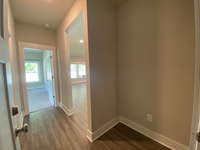 Building Photo - 5 bedrooms 3 bathroom Smart Home