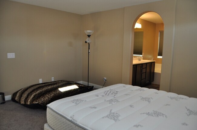 Building Photo - Fabulous 3 bedroom home in gated community!