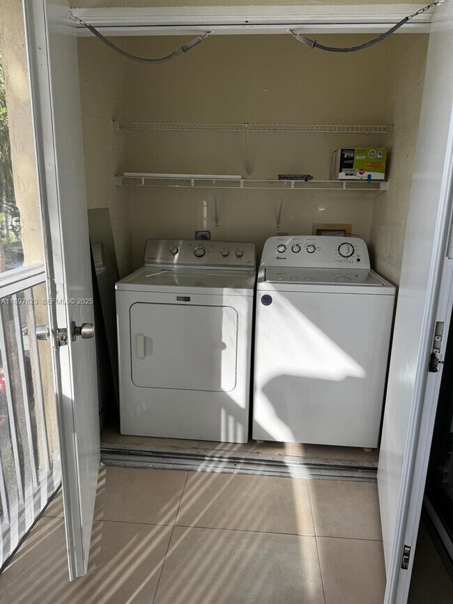 Building Photo - 450 S Park Rd