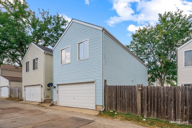 Building Photo - 911 Symphony Dr