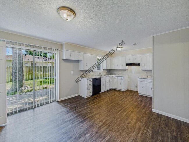 Building Photo - 802 Towering Oaks Dr