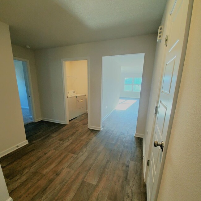 Building Photo - Gorgeous and Spacious 4 Bedroom, 2 Bath Op...