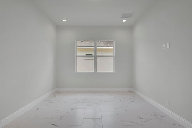 Building Photo - 9341 Crestview Cir