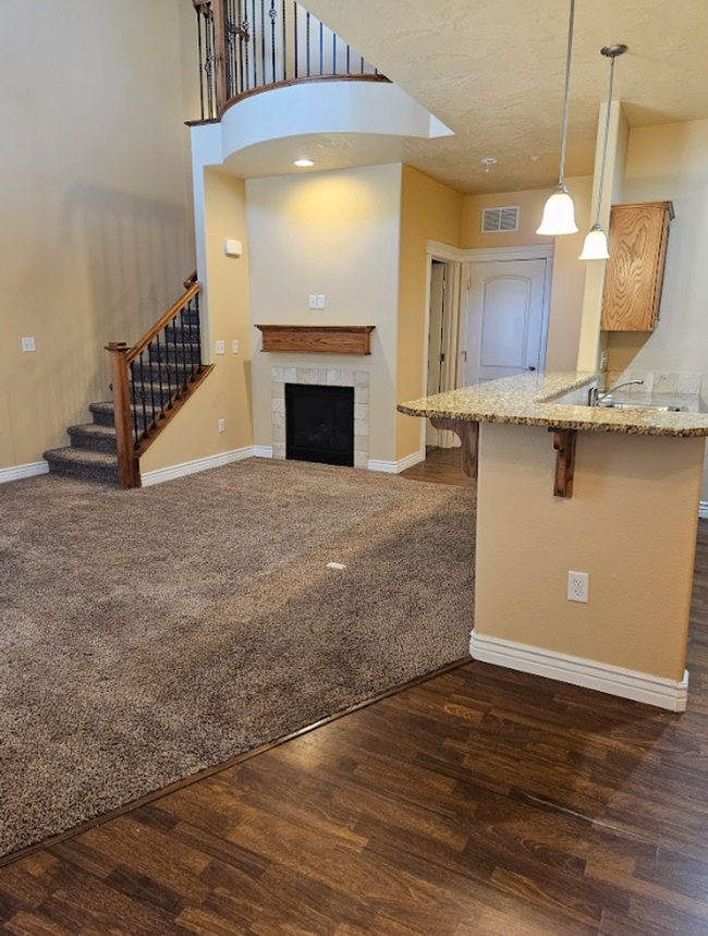 Building Photo - Centrally located 3bed/2.5bath townhome w/...