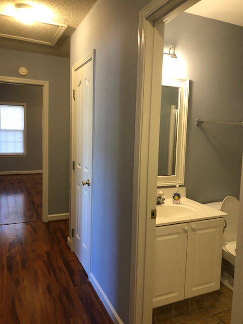 Building Photo - 905 Lowry Ct