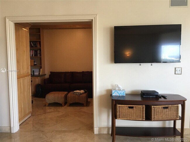 Building Photo - 100 S Birch Rd