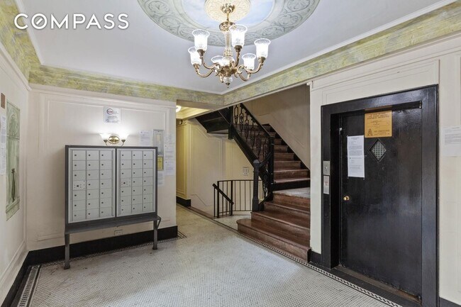 Building Photo - 690 Riverside Dr