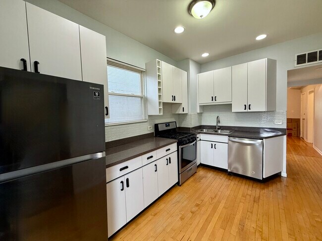 Building Photo - 937 N Ashland Ave