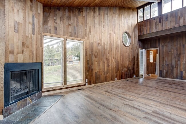 Building Photo - 4 bedroom/2 bath house in Deception Park View