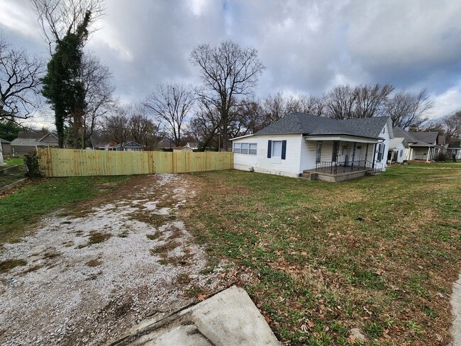 Building Photo - Spacious 3-Bedroom, 1-Bathroom Home AVAILABLE NOW!!