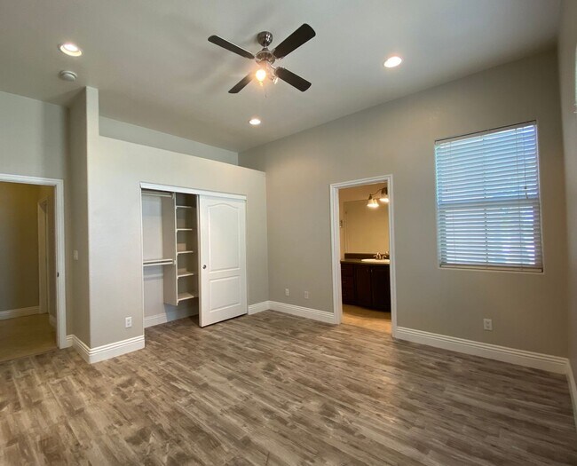 Building Photo - CALVADA VALLEY U.1 - Oakleaf Avenue