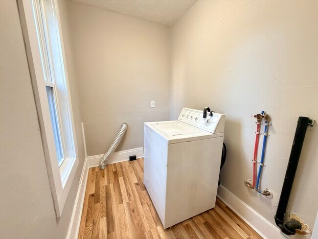 Building Photo - 16 1/2 Winslow St