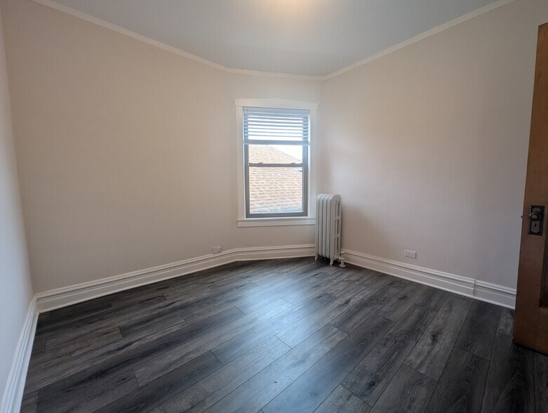 Building Photo - 5820 W Berteau Ave