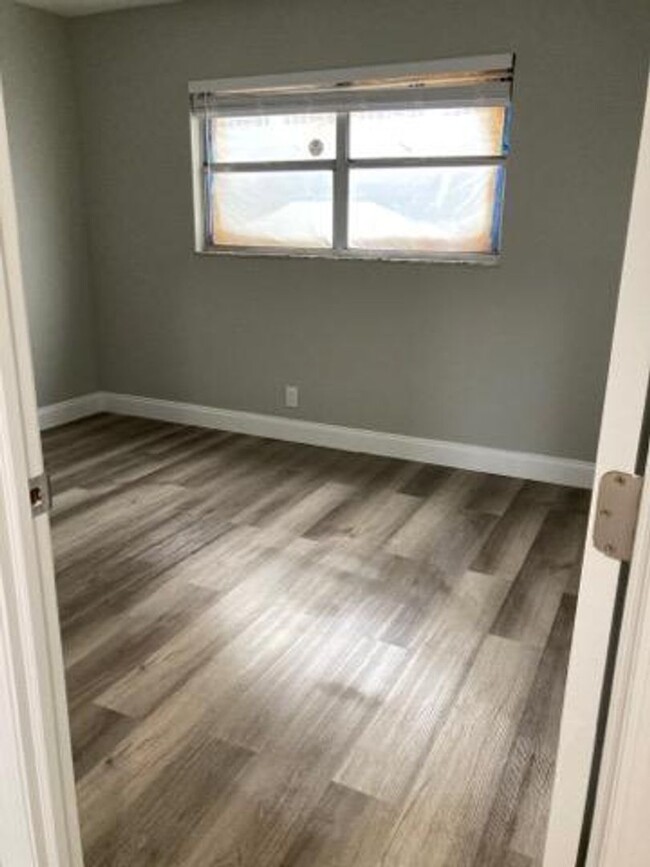 Building Photo - Newly Updated Apartments - Affordable and ...