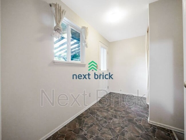 Building Photo - 18057 7th Ave NE